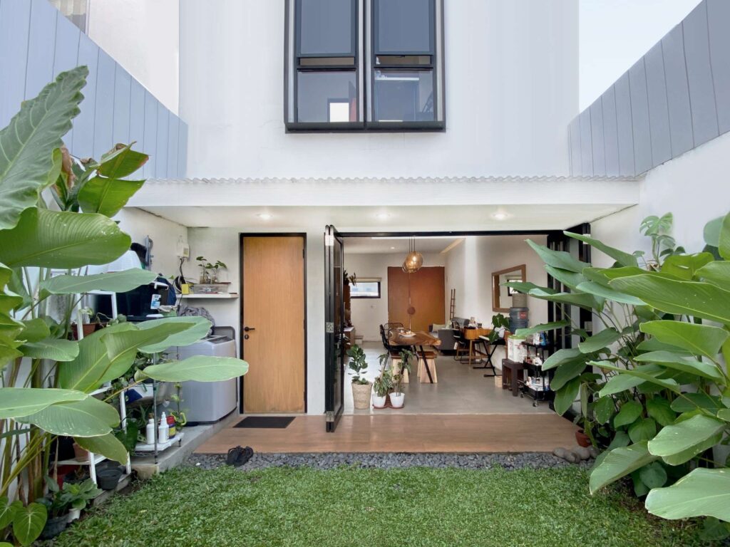 This Indonesian House Features A Mesmerising Interplay of Transitional ...